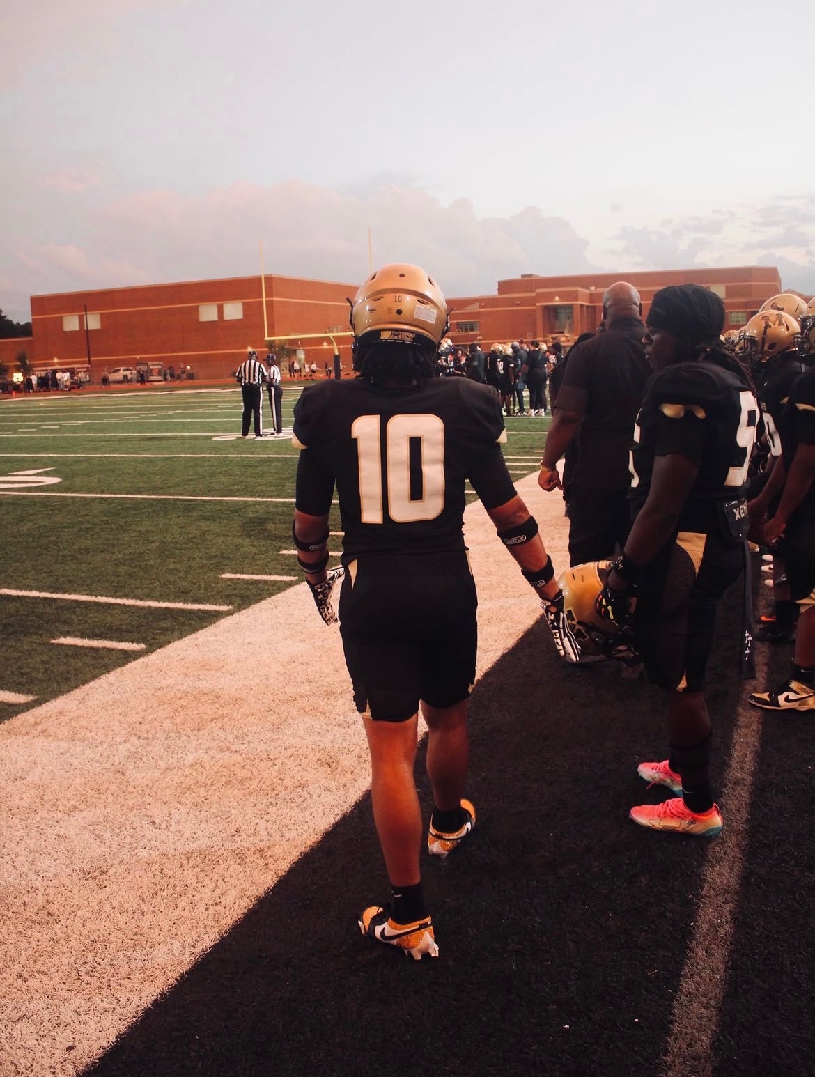 Dantae number 10 sideline back view